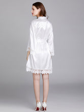 Robes en Satin à Encolure en V et à Bordure en Dentelle Florale Longueur Genou