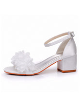 Sandales à Talons Chunky Bas en Satin Blanc avec Fleurs en Bout Ouvert