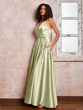 Maxi Robe en Satin à Bretelles Spaghetti avec Poches Sauge Poudrée