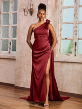 Une Robe Longue Asymétrique Avec des Rubans Bordeaux