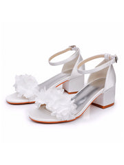 Sandales à Talons Chunky Bas en Satin Blanc avec Fleurs en Bout Ouvert