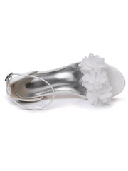 Sandales à Talons Chunky Bas en Satin Blanc avec Fleurs en Bout Ouvert