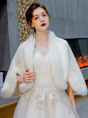 Cape En Fausse Fourrure Pour Mariage Et Mariée