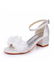 Sandales à Talons Chunky Bas en Satin Blanc avec Fleurs en Bout Ouvert