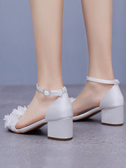 Sandales à Talons Chunky Bas en Satin Blanc avec Fleurs en Bout Ouvert