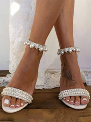 Talons hauts à bout ouvert avec perles et bride cheville à bloc