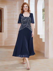 Robe à Encolure Carrée en Mousseline Longueur de Mollet avec Perles Bleu Marine