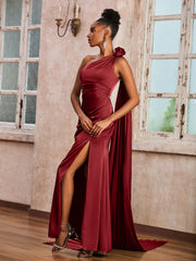 Une Robe Longue Asymétrique Avec des Rubans Bordeaux