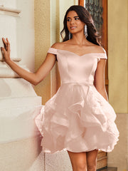 Robe de Cocktail Courte en Satin à Volants et épaules dénudées Rose Perle