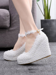Chaussures de mariage à talon compensé avec bride cheville, bout rond, dentelle et fleurs