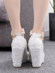 Chaussures de mariage à talon compensé avec bride cheville, bout rond, dentelle et fleurs
