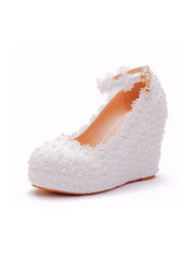 Chaussures de mariage à talon compensé avec bride cheville, bout rond, dentelle et fleurs