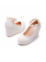 Chaussures de mariage à talon compensé avec bride cheville, bout rond, dentelle et fleurs