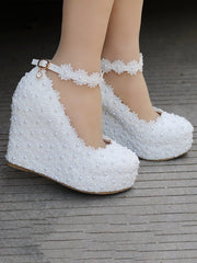 Chaussures de mariage à talon compensé avec bride cheville, bout rond, dentelle et fleurs