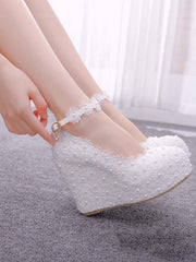 Chaussures de mariage à talon compensé avec bride cheville, bout rond, dentelle et fleurs