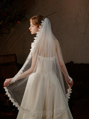 Voiles de tulle à bord appliqué à un niveau