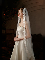 Voiles de tulle à bord appliqué à un niveau