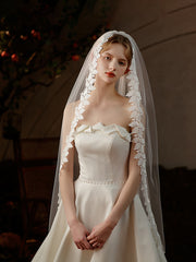 Voiles de tulle à bord appliqué à un niveau